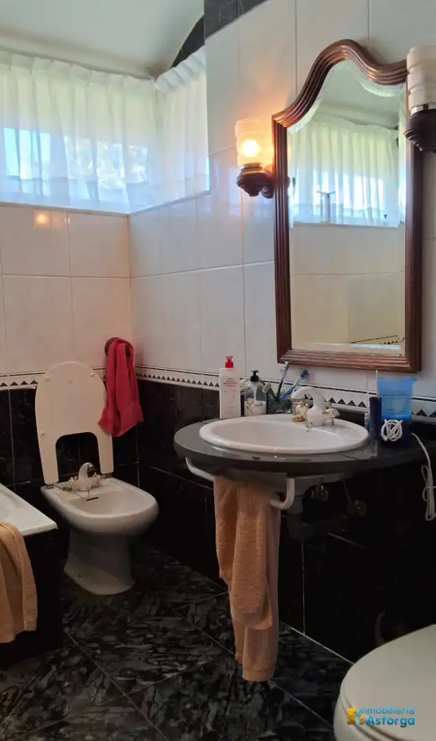 Baño de Casa o chalet en venta en Astorga con Calefacción, Jardín privado y Parquet