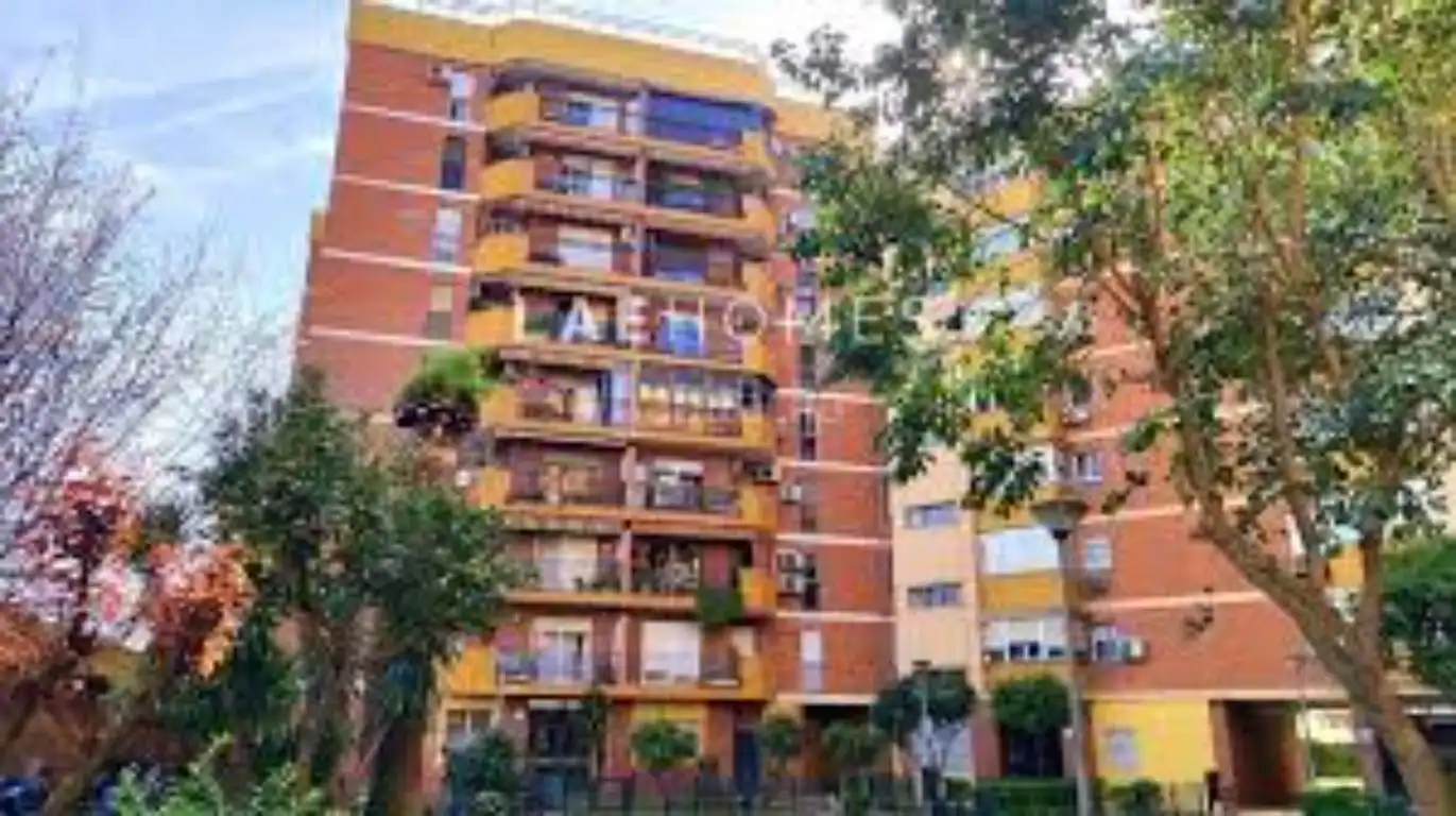 Vista exterior de Garaje en venta en Sevilla