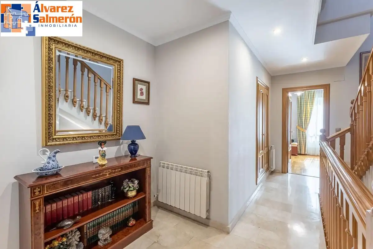 Einfamilien-Reihenhaus zum Verkauf in Granada mit Privatgarten, Terrasse und Schwimmbad