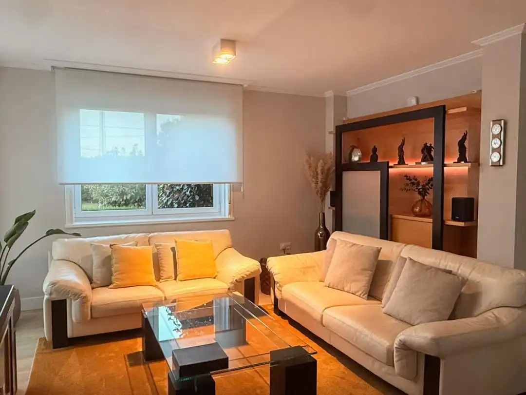 Sala d'estar de Casa o xalet en venda en Santiago de Compostela  amb Terrassa, Piscina i Balcó