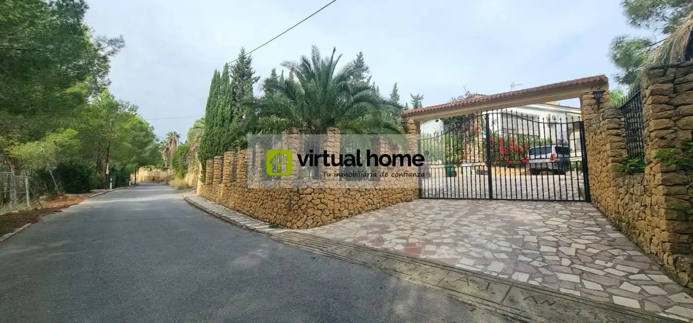 Vista exterior de Casa o xalet en venda en Benidorm amb Traster, Piscina i Moblat