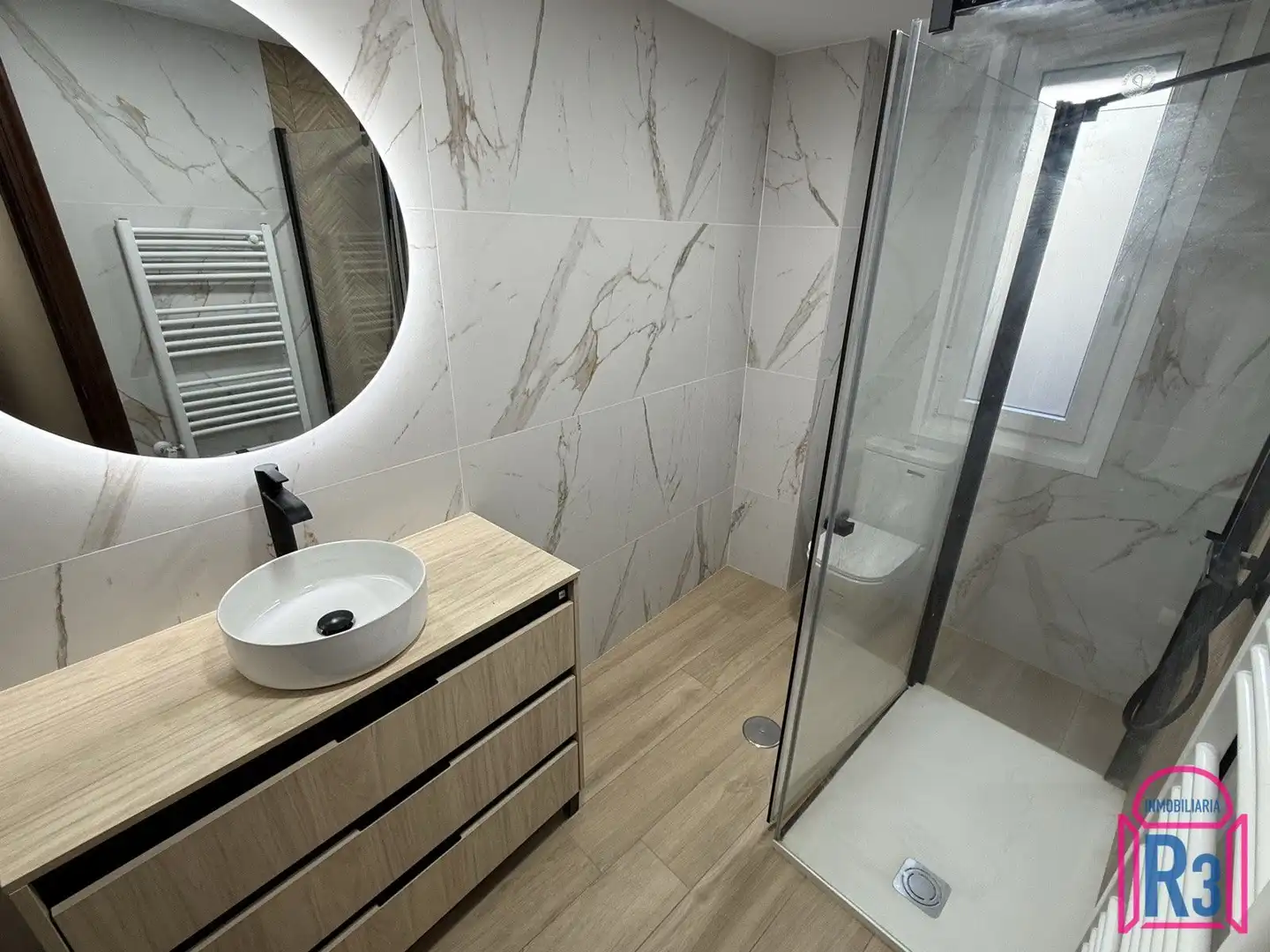 Badezimmer von Wohnung zur Miete in León Capital  mit Heizung und Terrasse