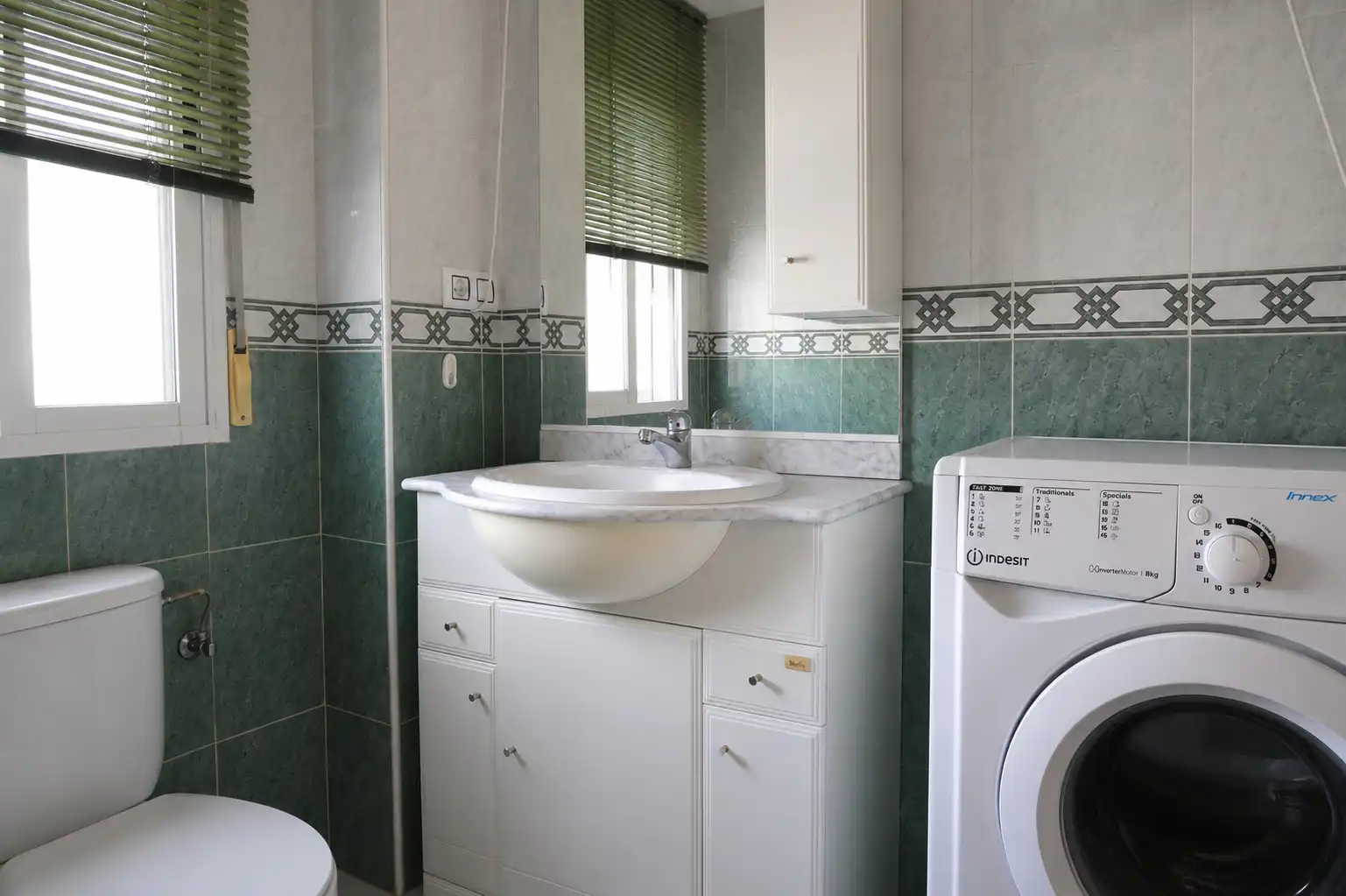 Baño de Casa adosada en venta en Vegas del Genil con Jardín privado, Terraza y Amueblado