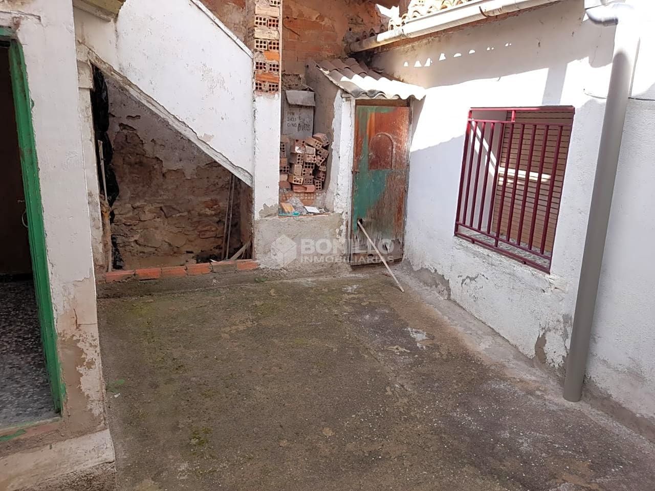 Planta baixa en venda en Utrillas amb Traster i Moblat
