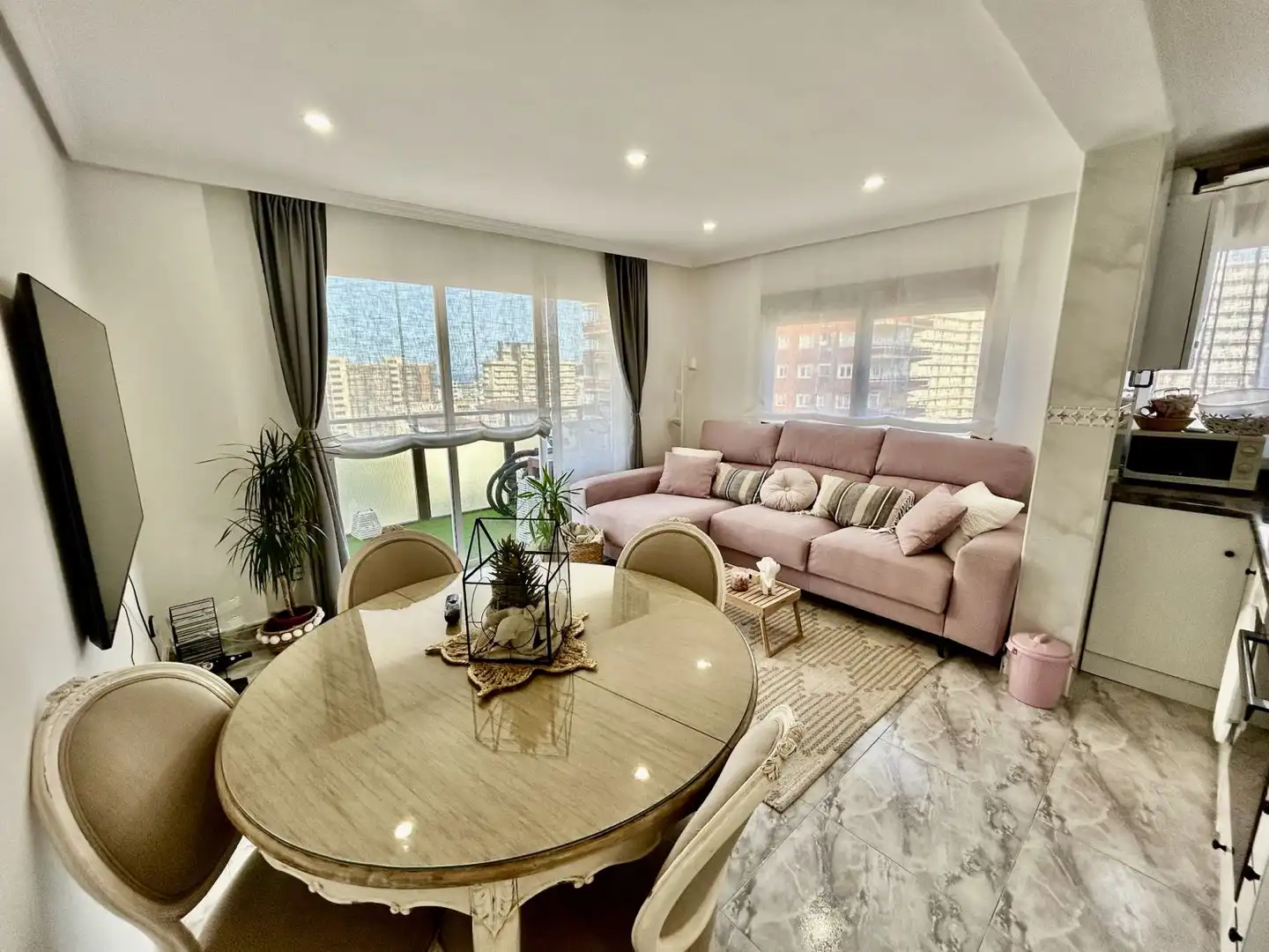 Sala de estar de Piso en venta en Laredo con Calefacción, Terraza y Amueblado