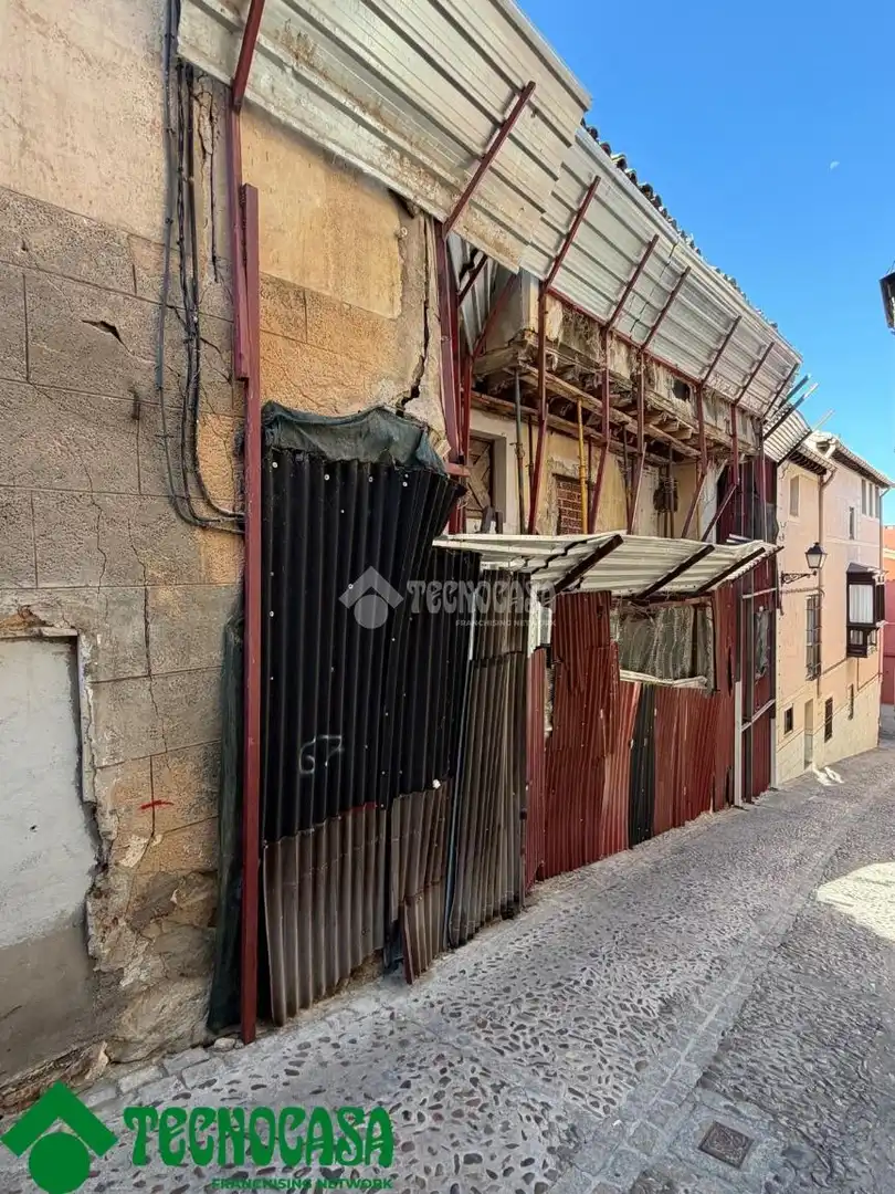 Vista exterior de Casa adosada en venda en Toledo amb Terrassa i Balcó