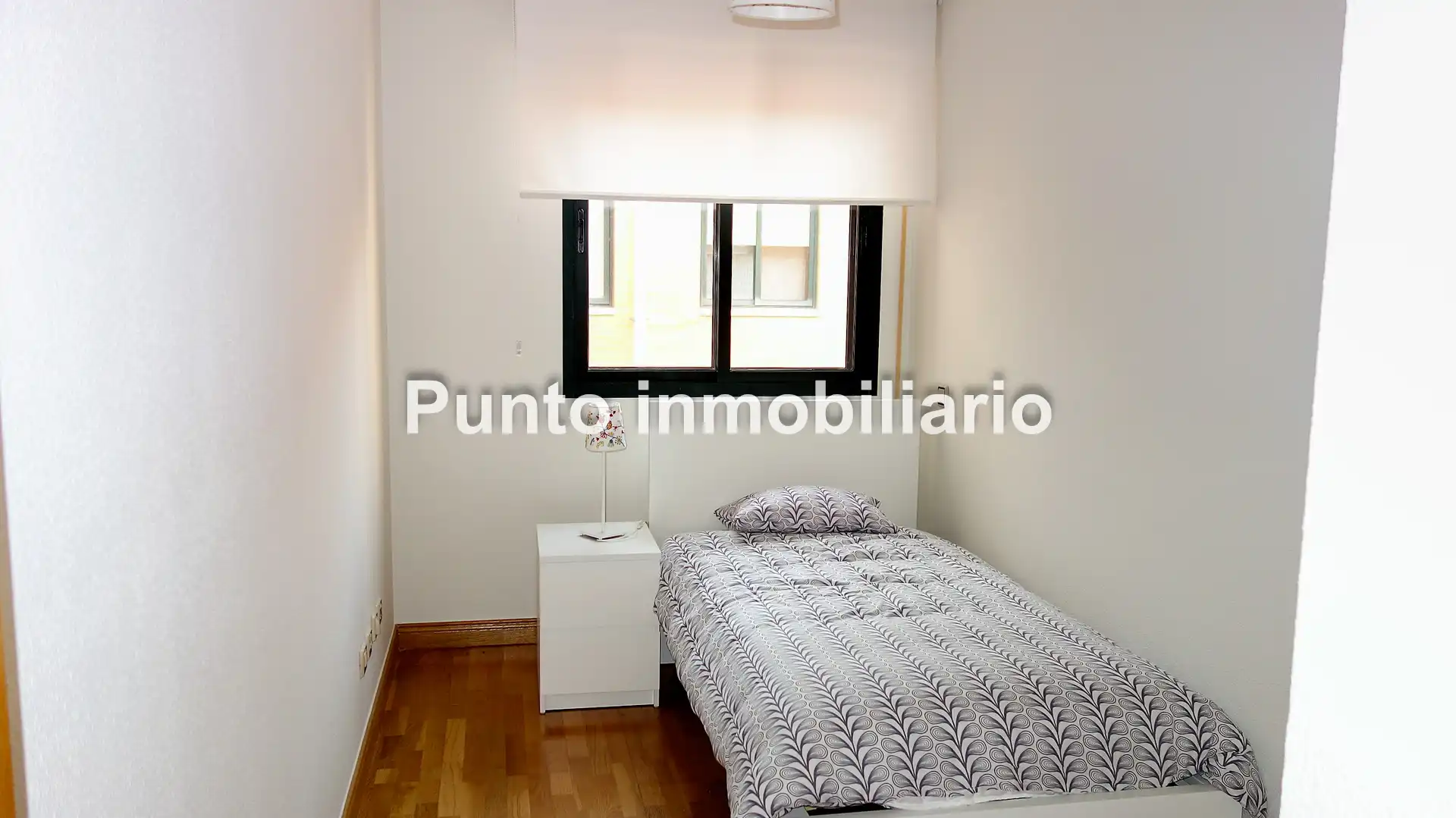 Schlafzimmer von Dachboden zur Miete in Valladolid mit Klimaanlage, Heizung und Parkett