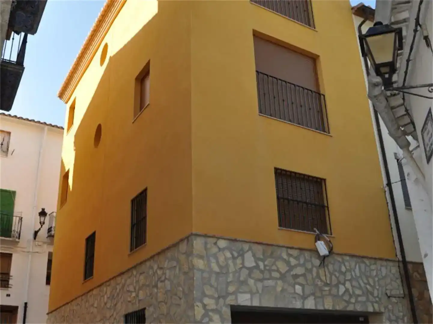 Außenansicht von Wohnung zum Verkauf in Gaibiel mit Klimaanlage und Balkon