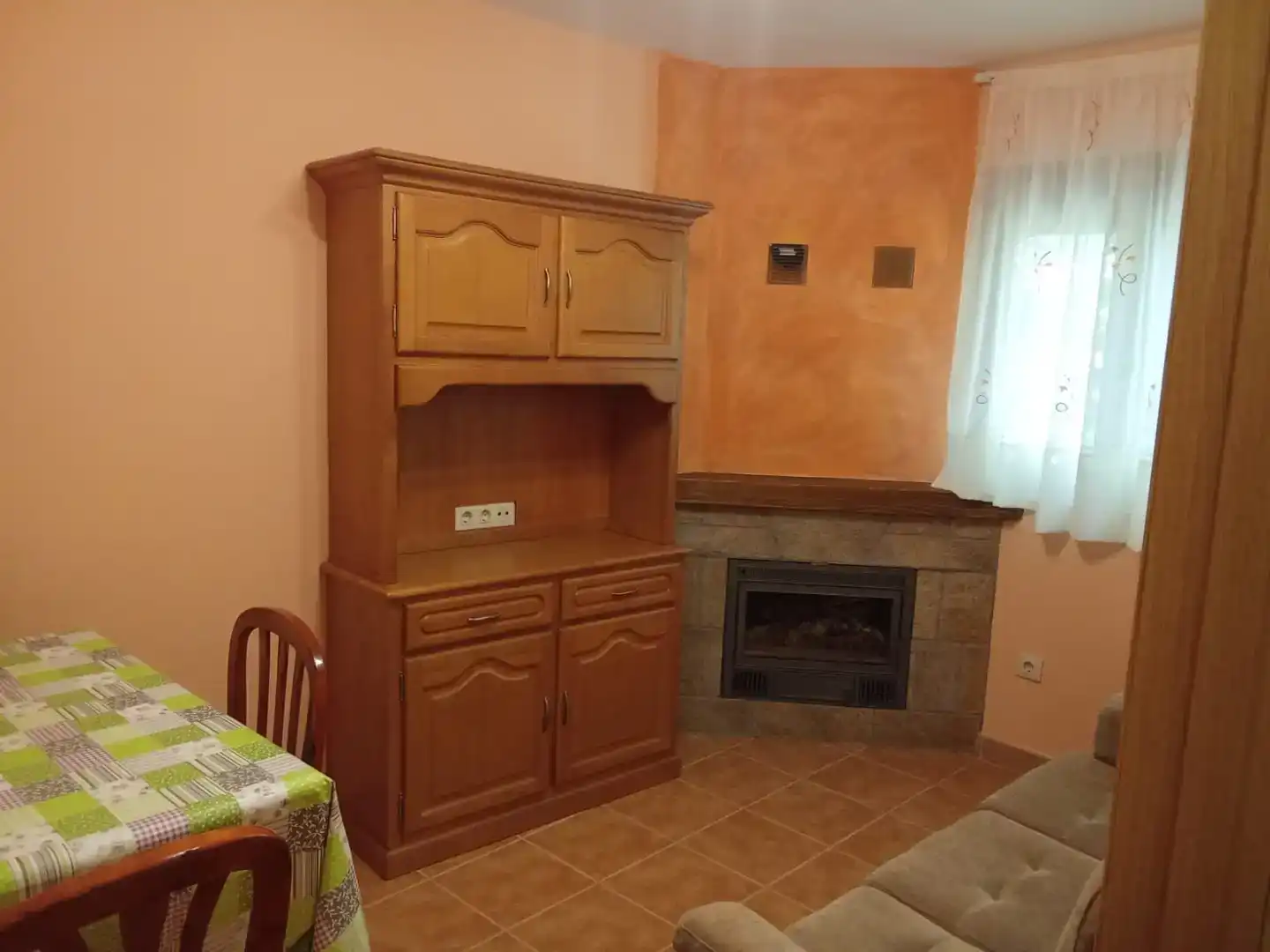Sala d'estar de Casa adosada en venda en San Justo amb Jardí privat, Traster i Moblat