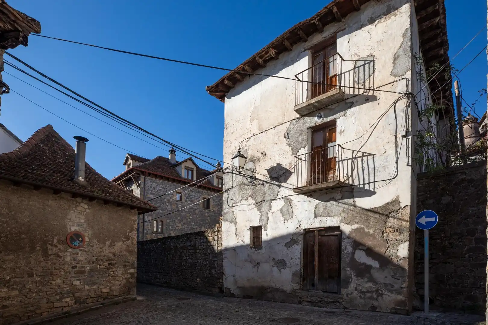 Vista exterior de Finca rústica en venda en Valle de Hecho amb Jardí privat