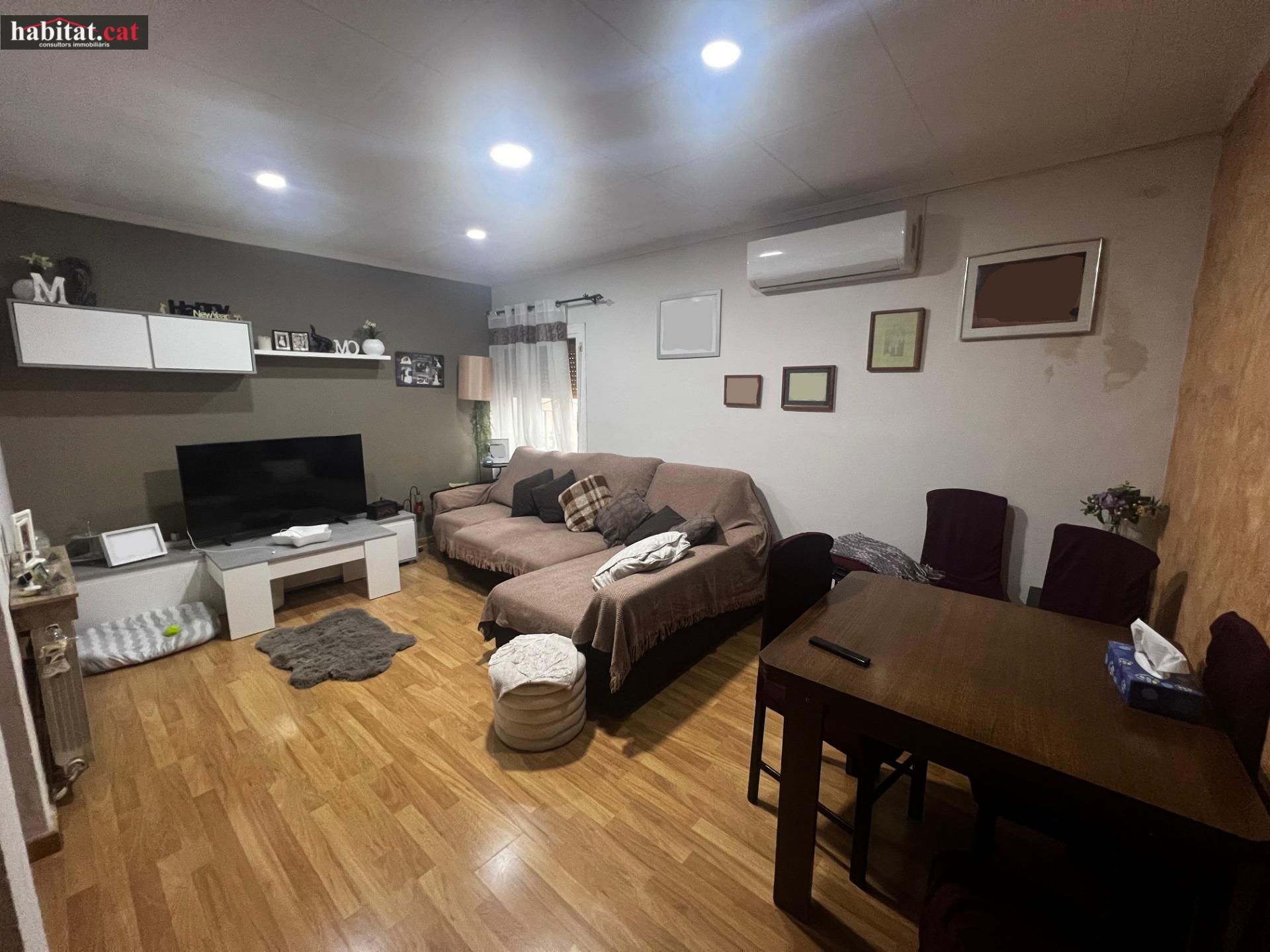 Sala de estar de Piso en venta en Vilanova i la Geltrú con Parquet