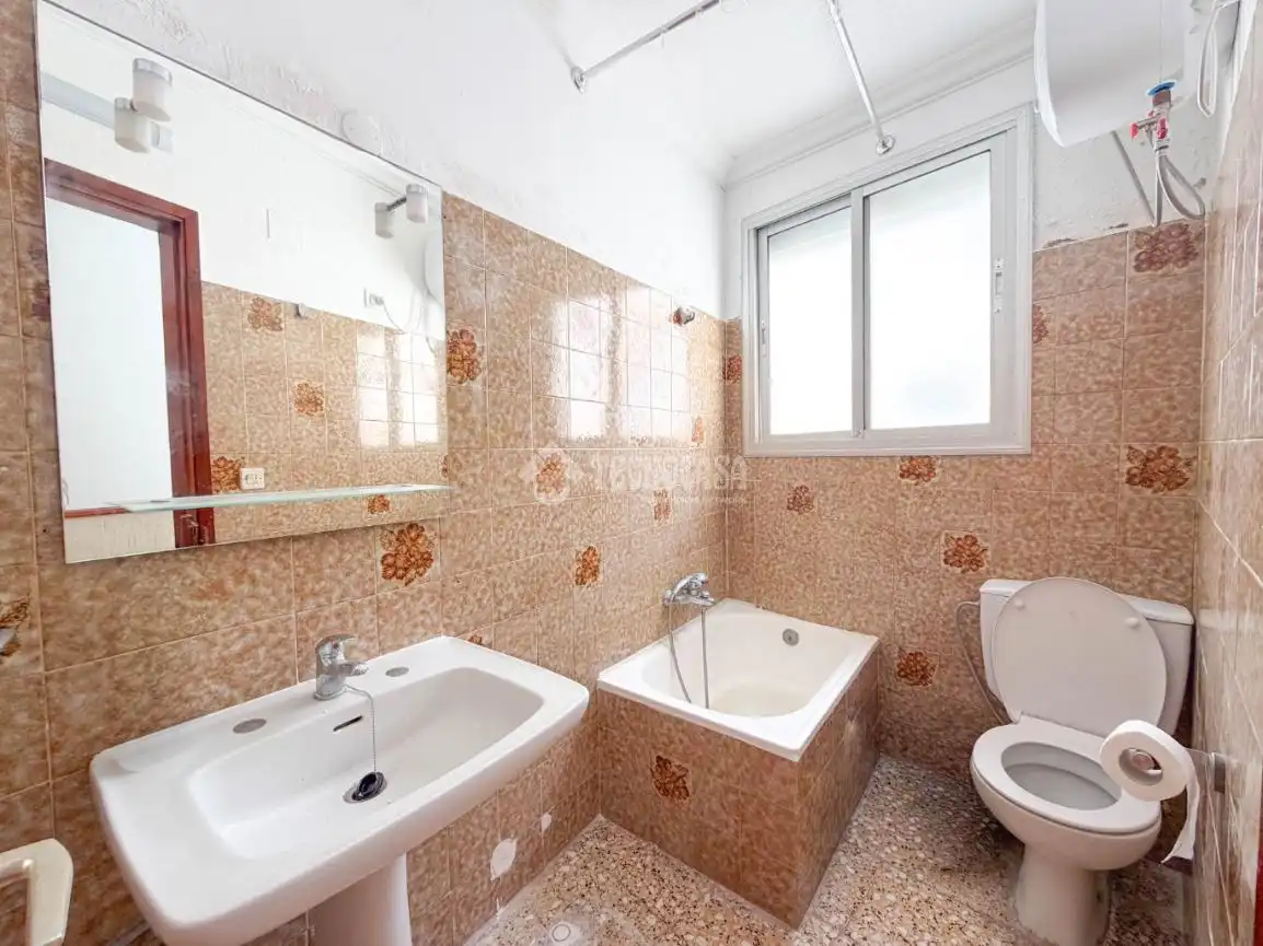 Badezimmer von Dachboden zum Verkauf in Telde mit Terrasse, Möbliert und Balkon