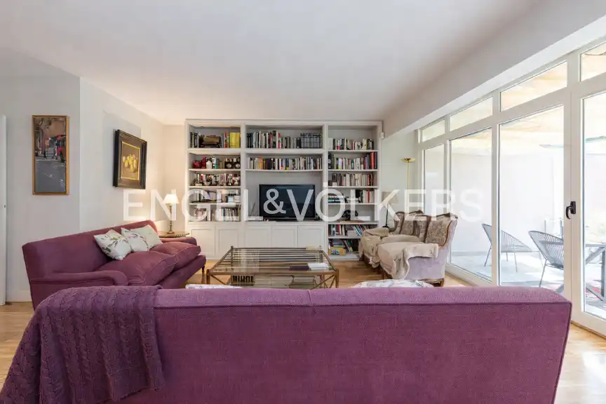Sala d'estar de Casa adosada en venda en Pozuelo de Alarcón amb Aire condicionat, Calefacció i Jardí privat