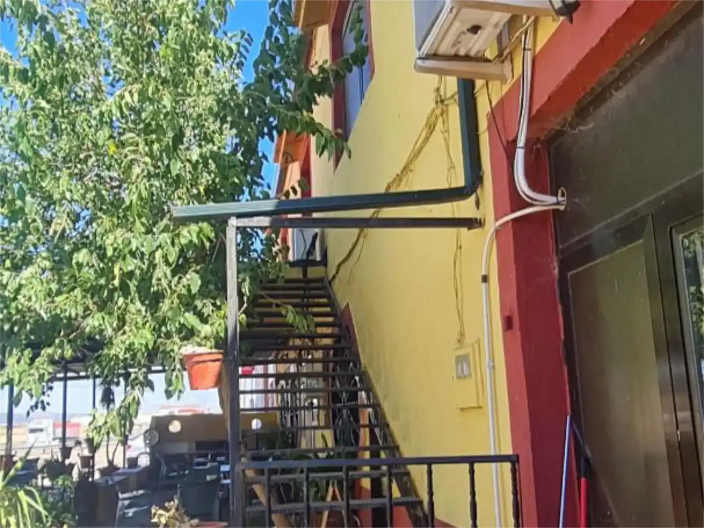Vista exterior de Local en venta en Casas de Don Pedro con Aire acondicionado, Parquet y Amueblado