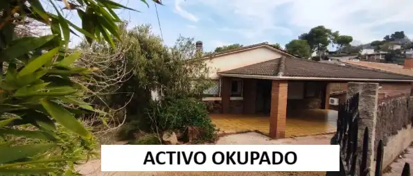 Casa amb jardí en venda a Carrer de Maria Sunyol