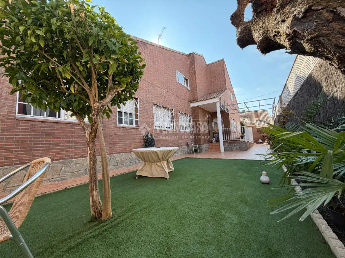 Jardí de Casa adosada en venda en Velilla de San Antonio amb Aire condicionat, Calefacció i Jardí privat
