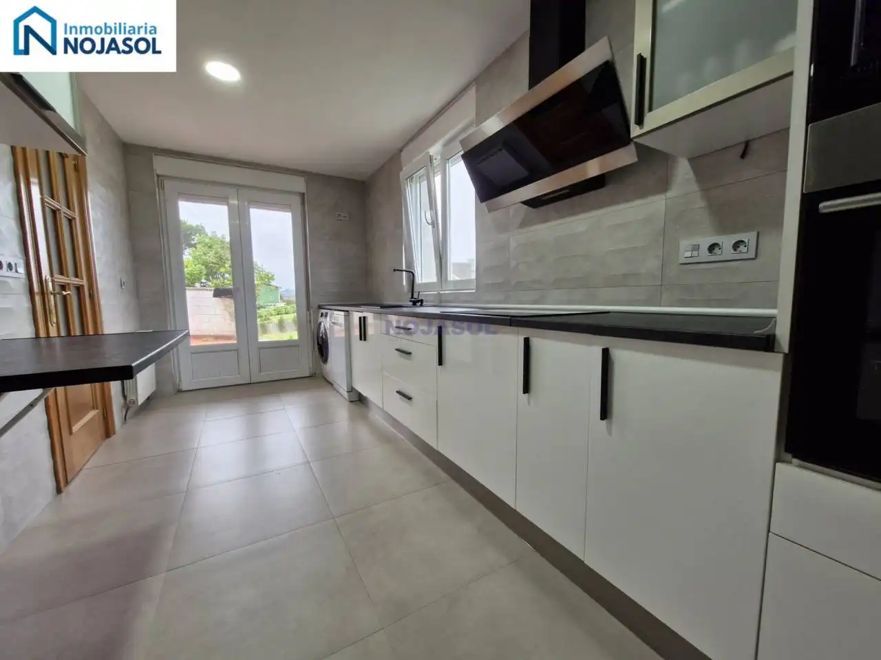 Cuina de Casa o xalet en venda en Bareyo amb Calefacció, Jardí privat i Terrassa