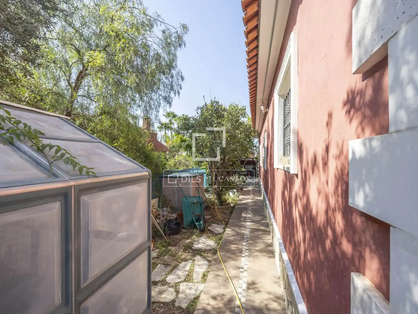 Exterior view of Houses for sale in La Pobla de Vallbona  with Air Conditioner, Heating and Private garden