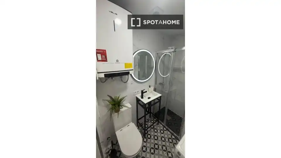 Badezimmer von Wohnung zur Miete in Madrid mit Klimaanlage, Heizung und Möbliert