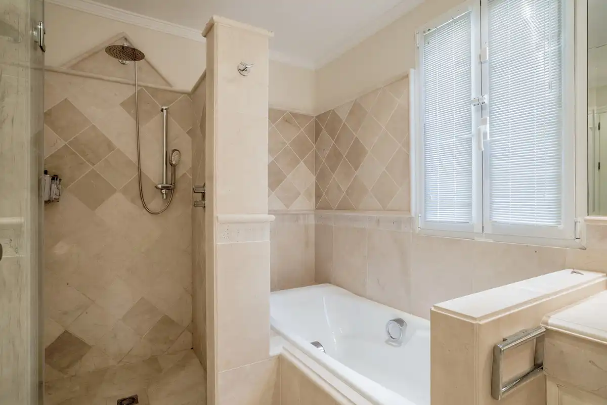 Bany de Casa o xalet en venda en Málaga amb Aire condicionat, Terrassa i Moblat
