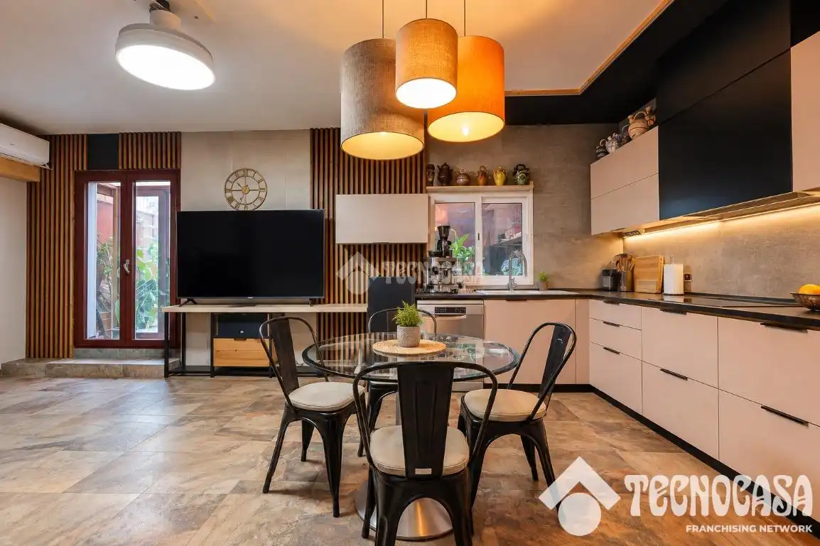Casa aparellada amb terrassa en venda a Cerdanyola