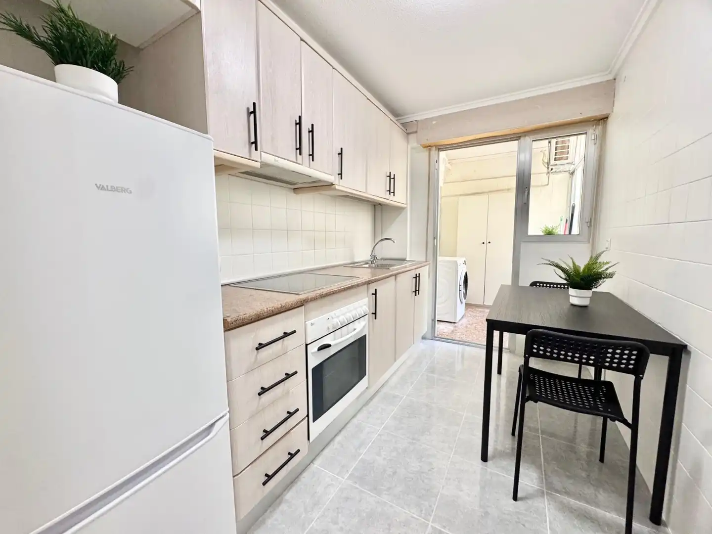 Cuina de Apartament de lloguer en Torrevieja amb Aire condicionat, Moblat i Rentadora