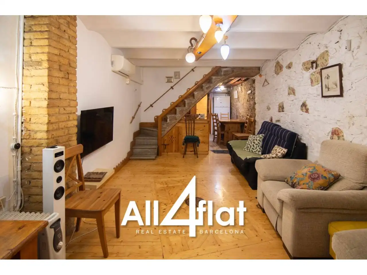 Exterior view of Flat for sale in  Barcelona Capital  with Air Conditioner, Parquet flooring and Terrace