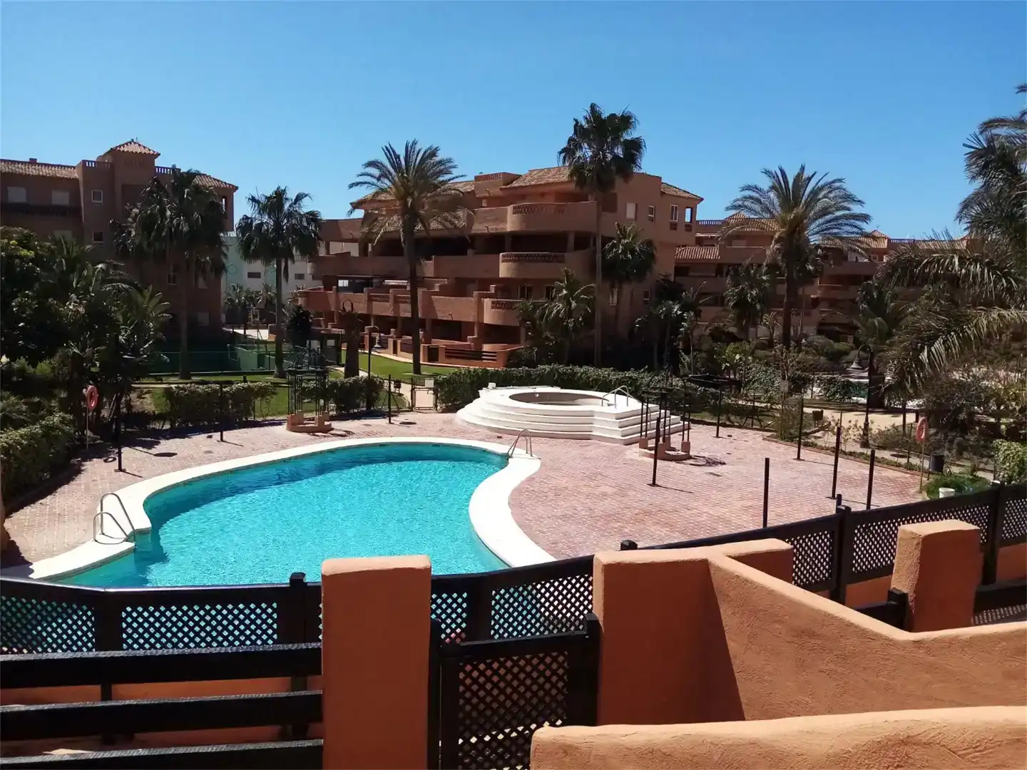Vista exterior de Apartament de lloguer en El Ejido amb Aire condicionat, Jardí privat i Piscina