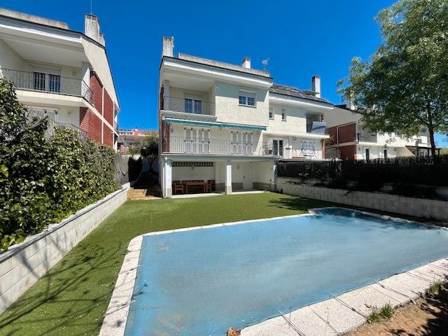 Vista exterior de Casa adosada en venda en San Agustín del Guadalix amb Aire condicionat, Calefacció i Jardí privat