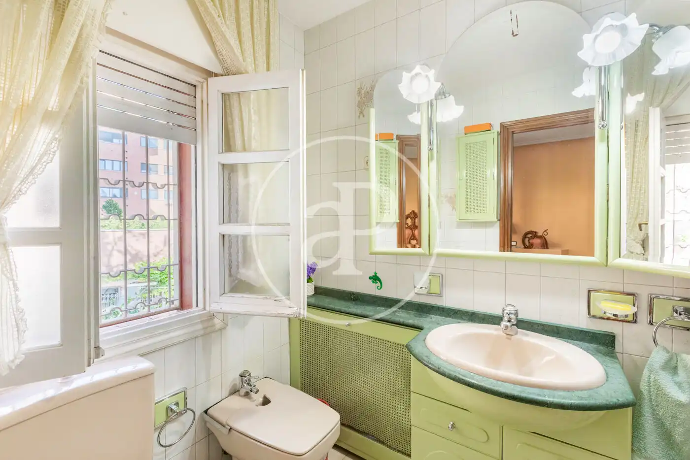 Baño de Casa adosada en venta en Madrid con Aire acondicionado, Calefacción y Jardín privado