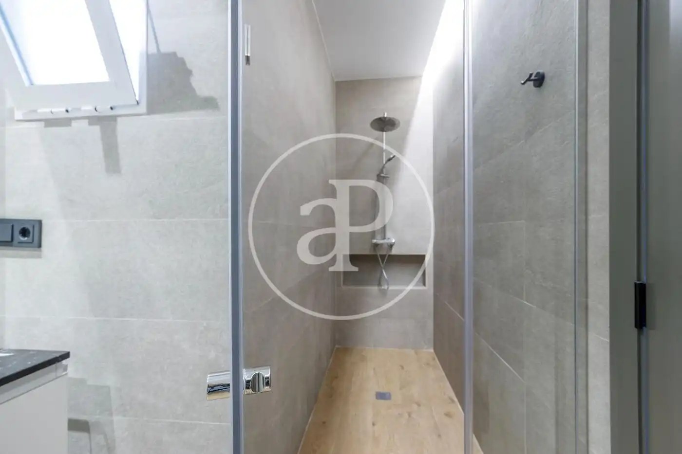 Bathroom of Flat for rent in Valencia  with Air Conditioner, Heating and Balcony