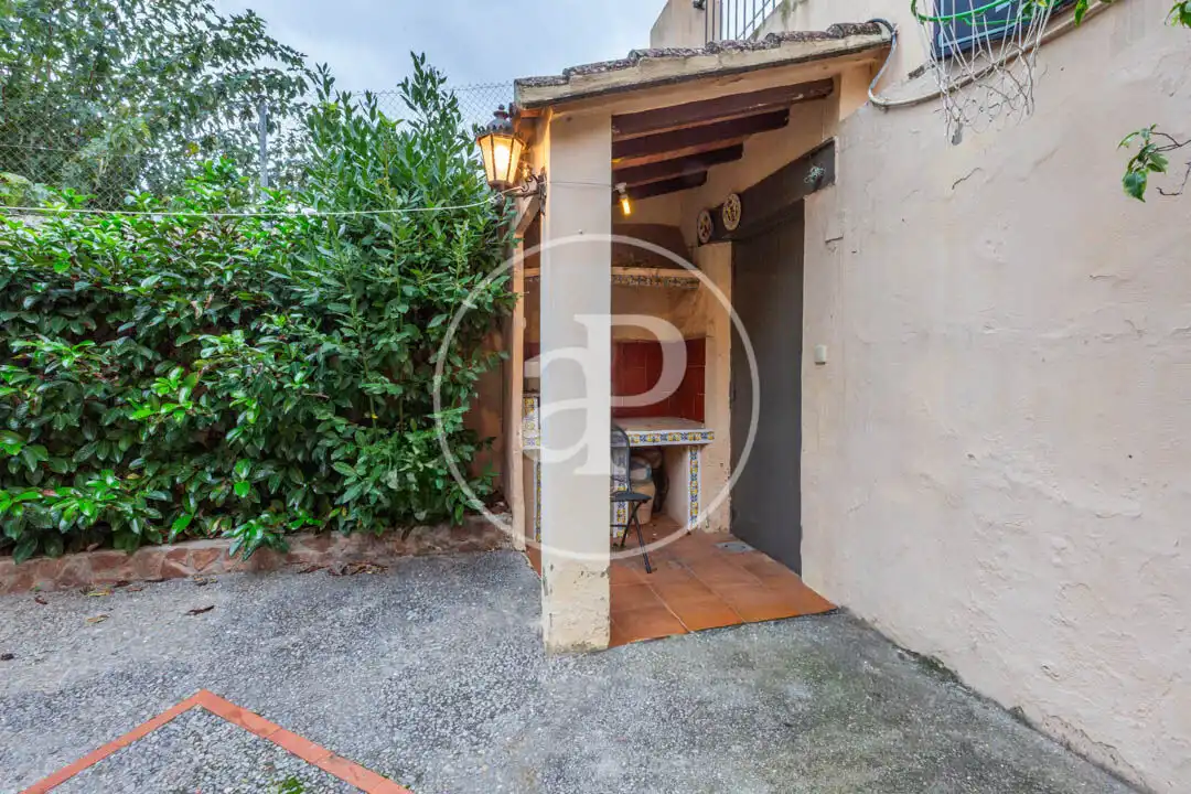 Vista exterior de Casa adosada en venda en Godella amb Aire condicionat, Calefacció i Jardí privat