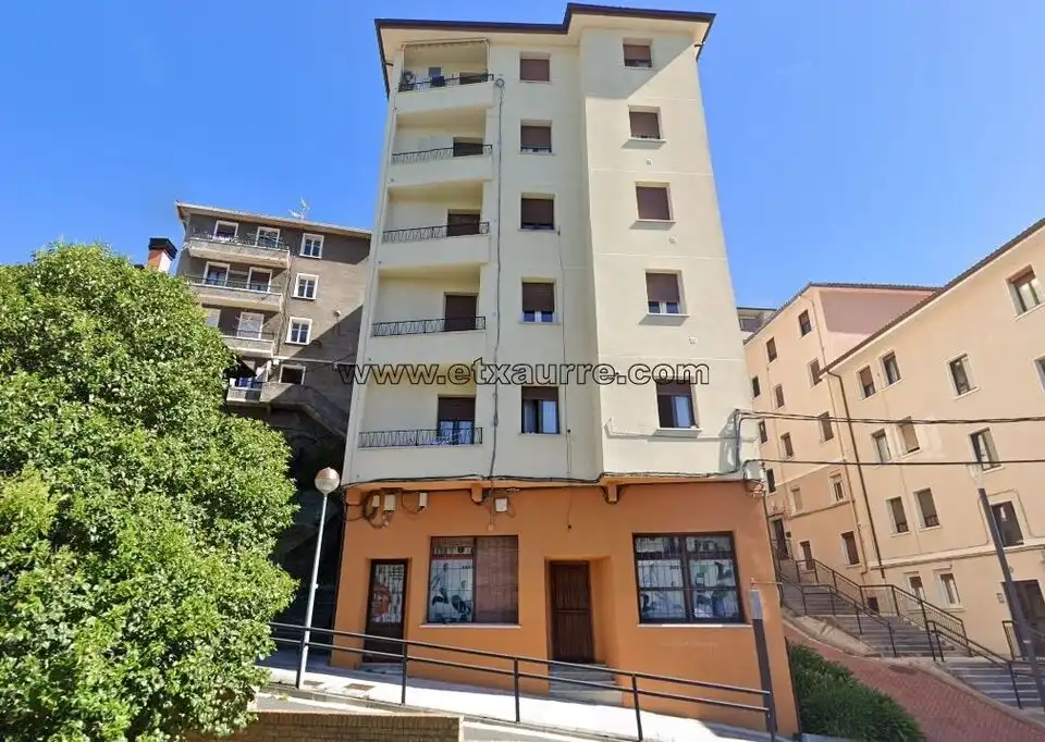 Vista exterior de Piso en venta en Laudio / Llodio con Calefacción y Balcón