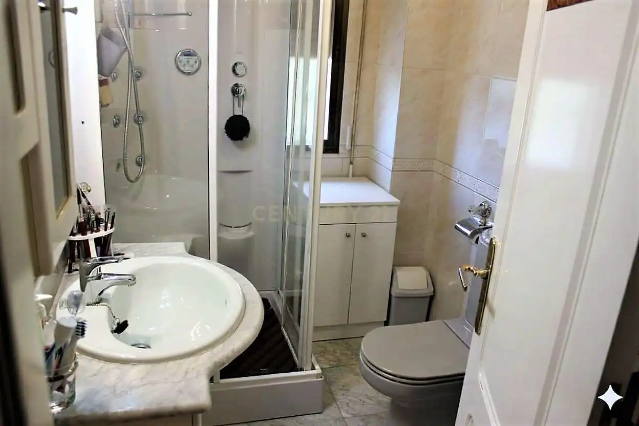 Bany de Casa o xalet en venda en Cáceres amb Aire condicionat, Jardí privat i Traster