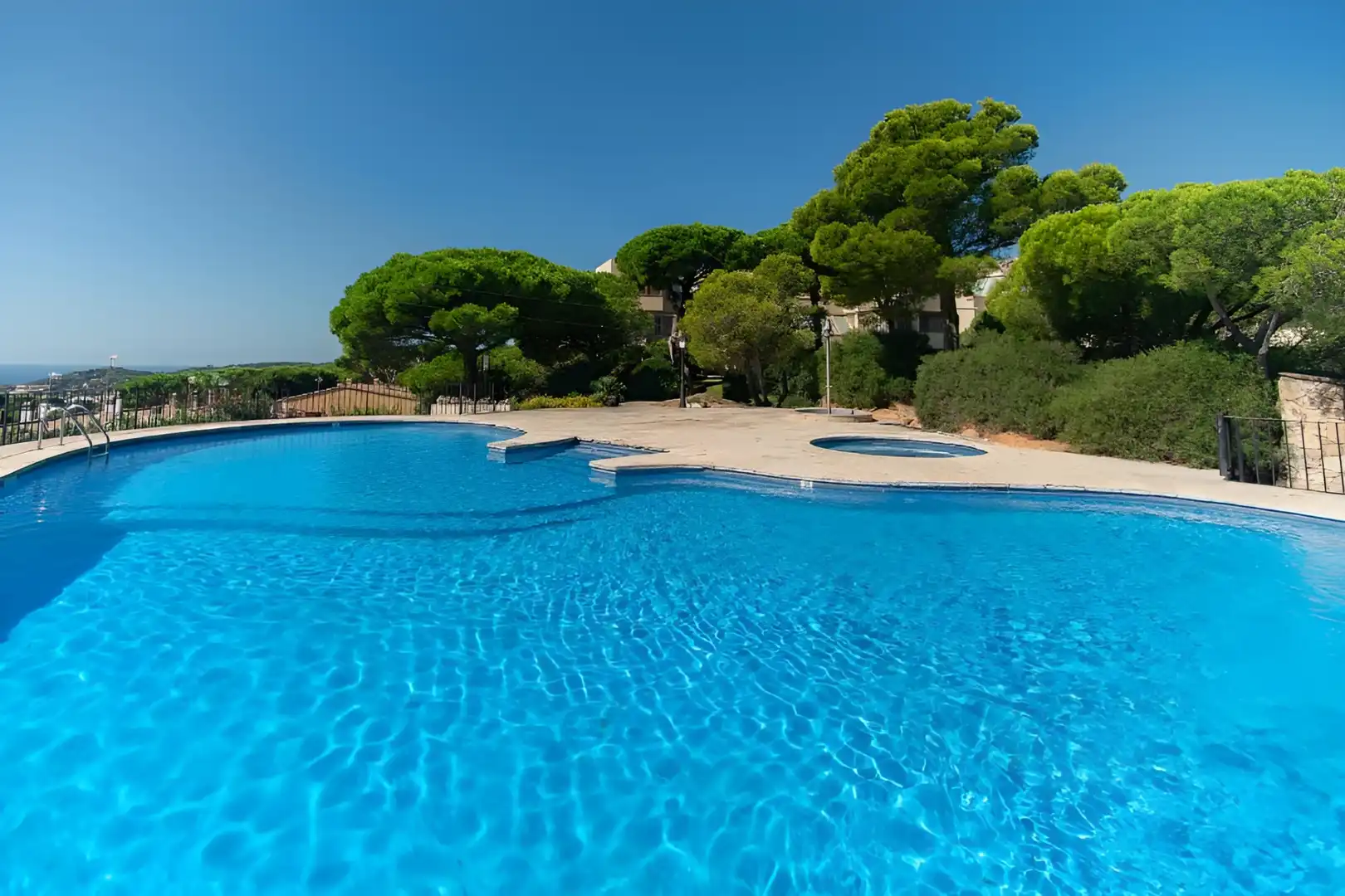 Piscina de Apartament en venda en Sant Feliu de Guíxols amb Calefacció, Terrassa i Piscina comunitària