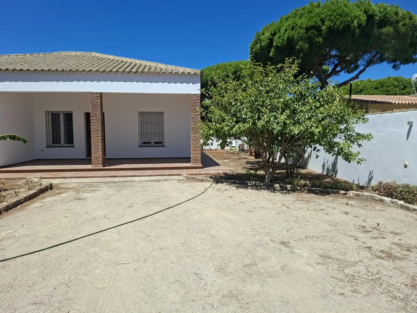 Vista exterior de Casa o xalet en venda en Chiclana de la Frontera amb Jardí privat