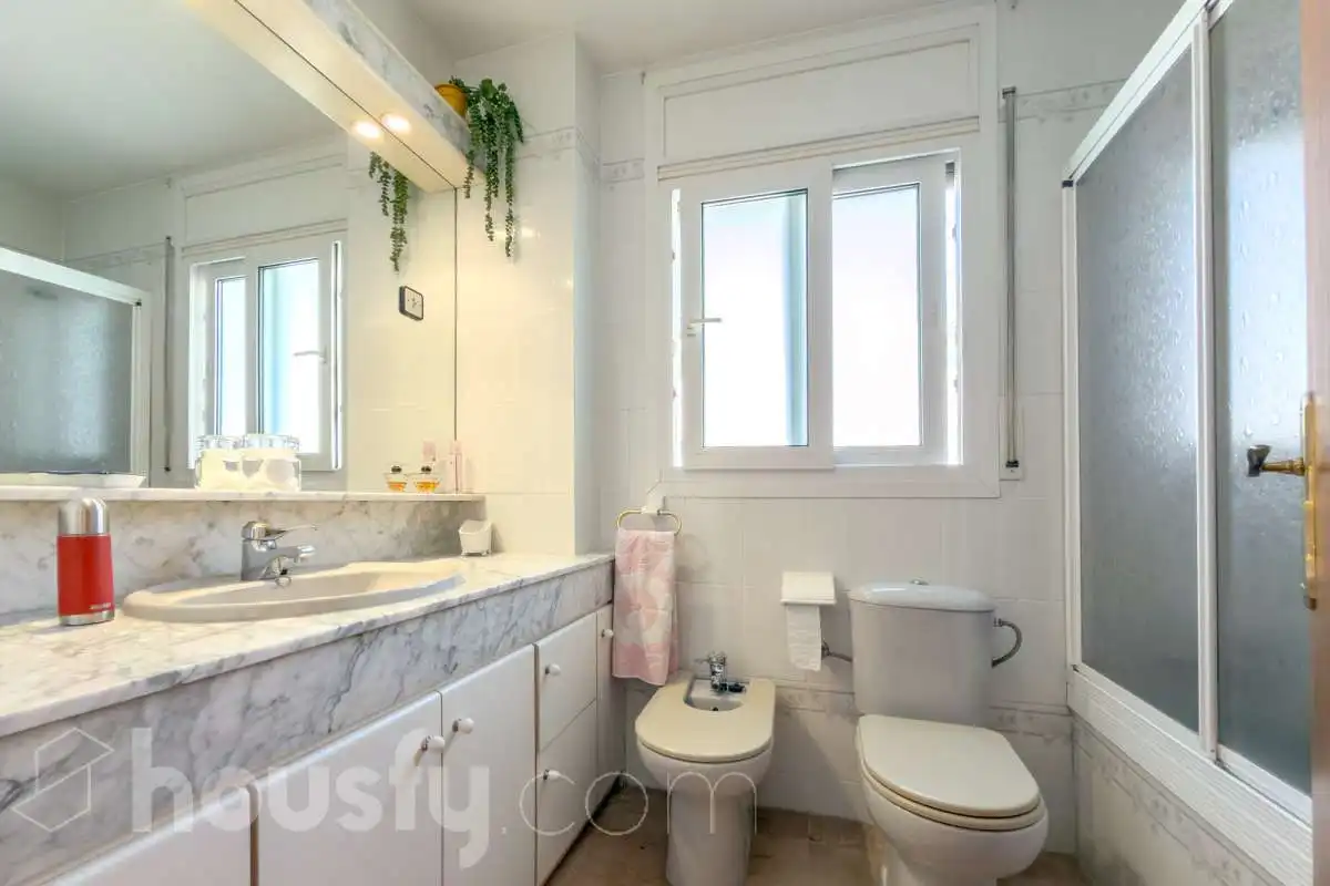 Bathroom of Houses for sale in Santa Coloma de Gramenet  with Air Conditioner, Heating and Private garden