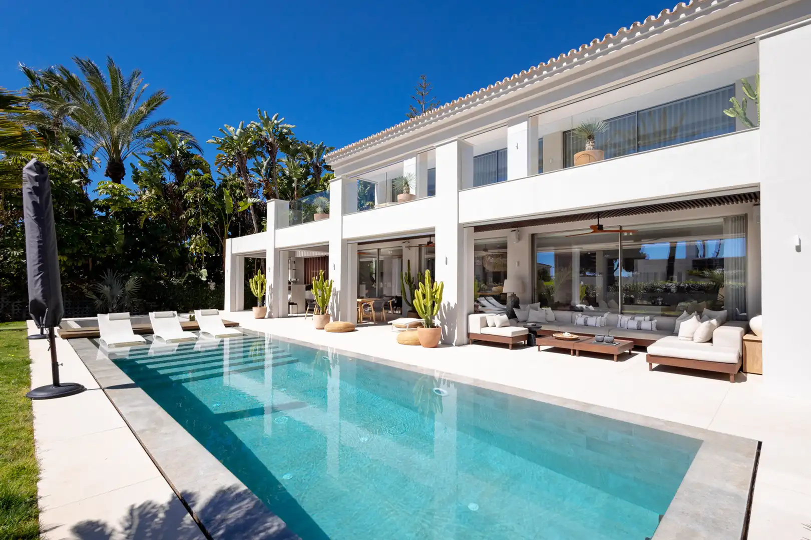 Vista exterior de Casa o xalet de lloguer en Marbella amb Calefacció, Jardí privat i Terrassa