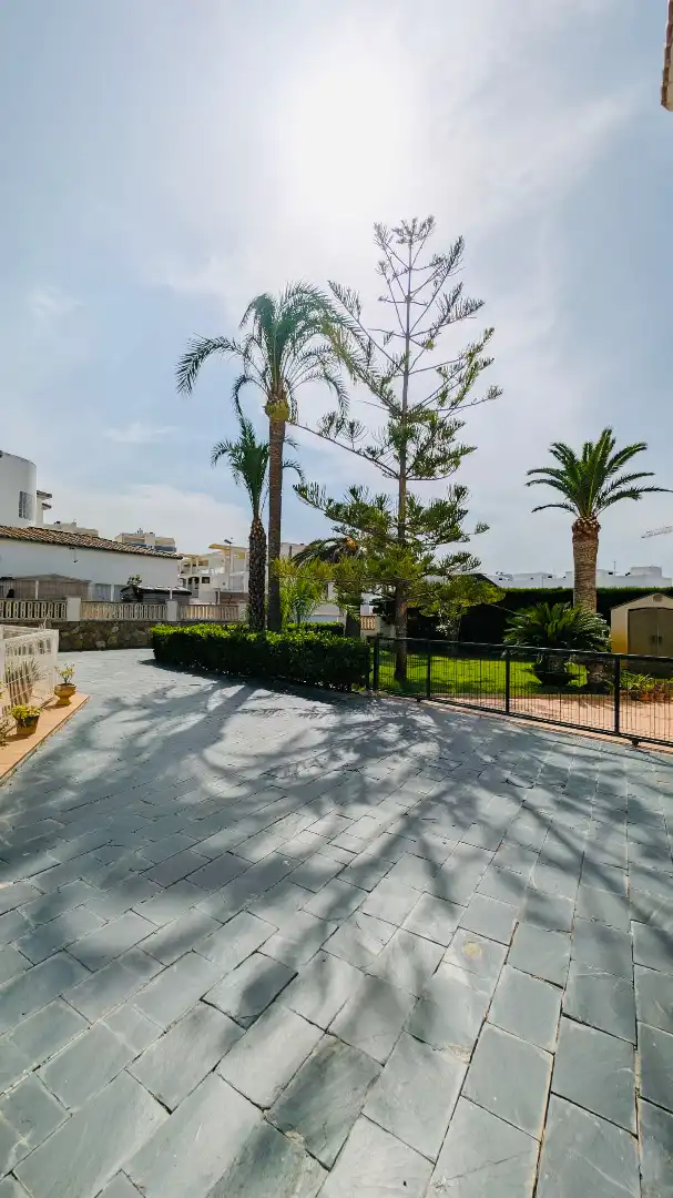Vista exterior de Casa o xalet en venda en Oliva amb Aire condicionat, Calefacció i Jardí privat