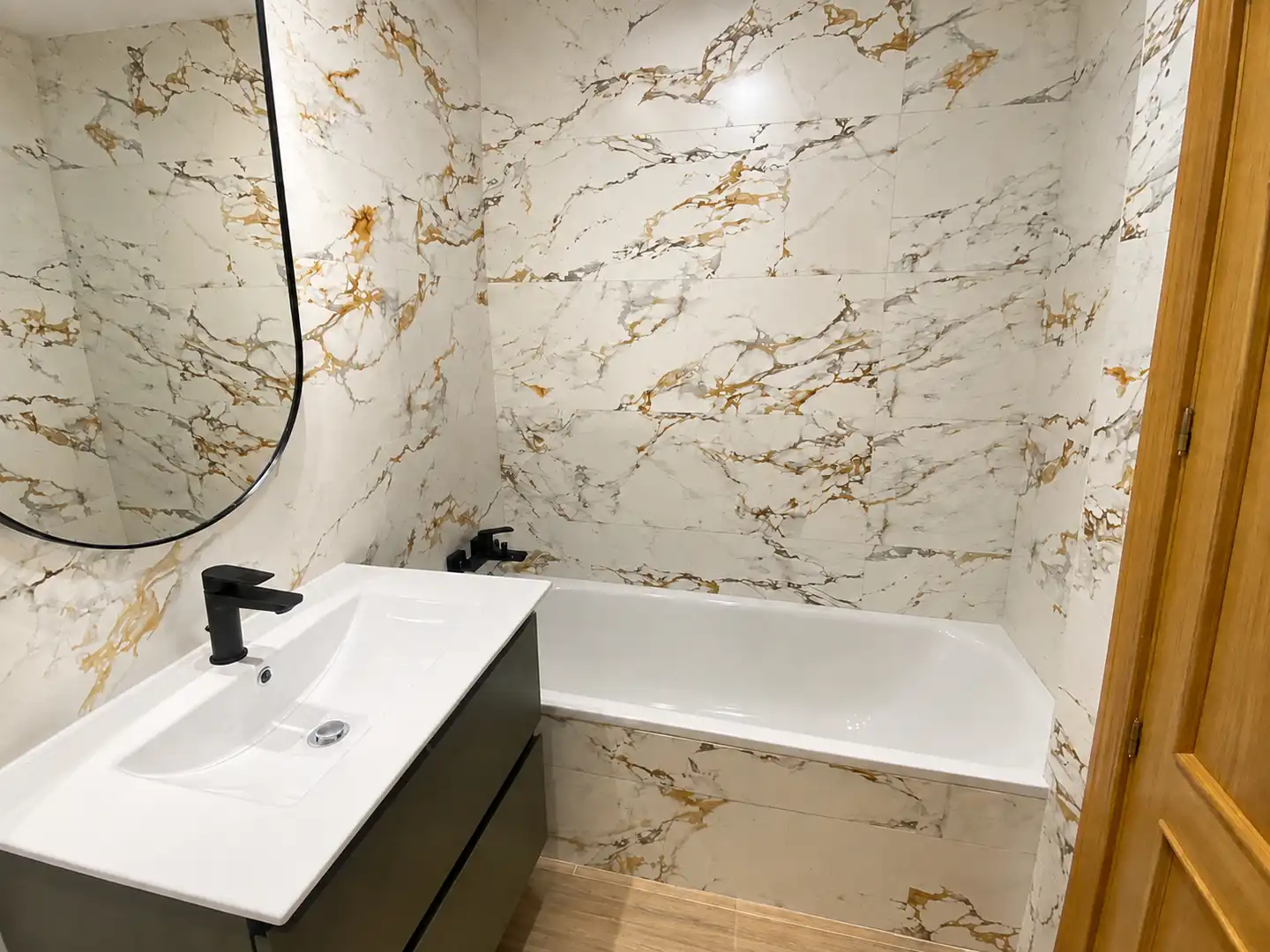 Bathroom of Flat for rent in Santander  with Heating, Terrace and Swimming Pool