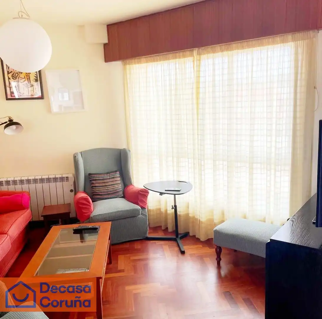 Sala d'estar de Pis de lloguer en Oleiros amb Calefacció, Jardí privat i Parquet
