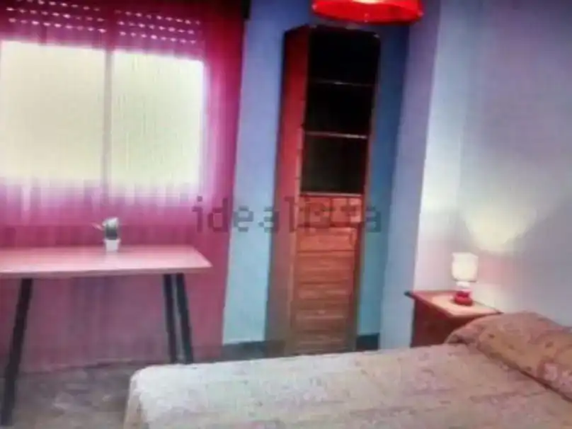 Habitación de Piso para compartir en Granada con Aire acondicionado, Jardín privado y Piscina