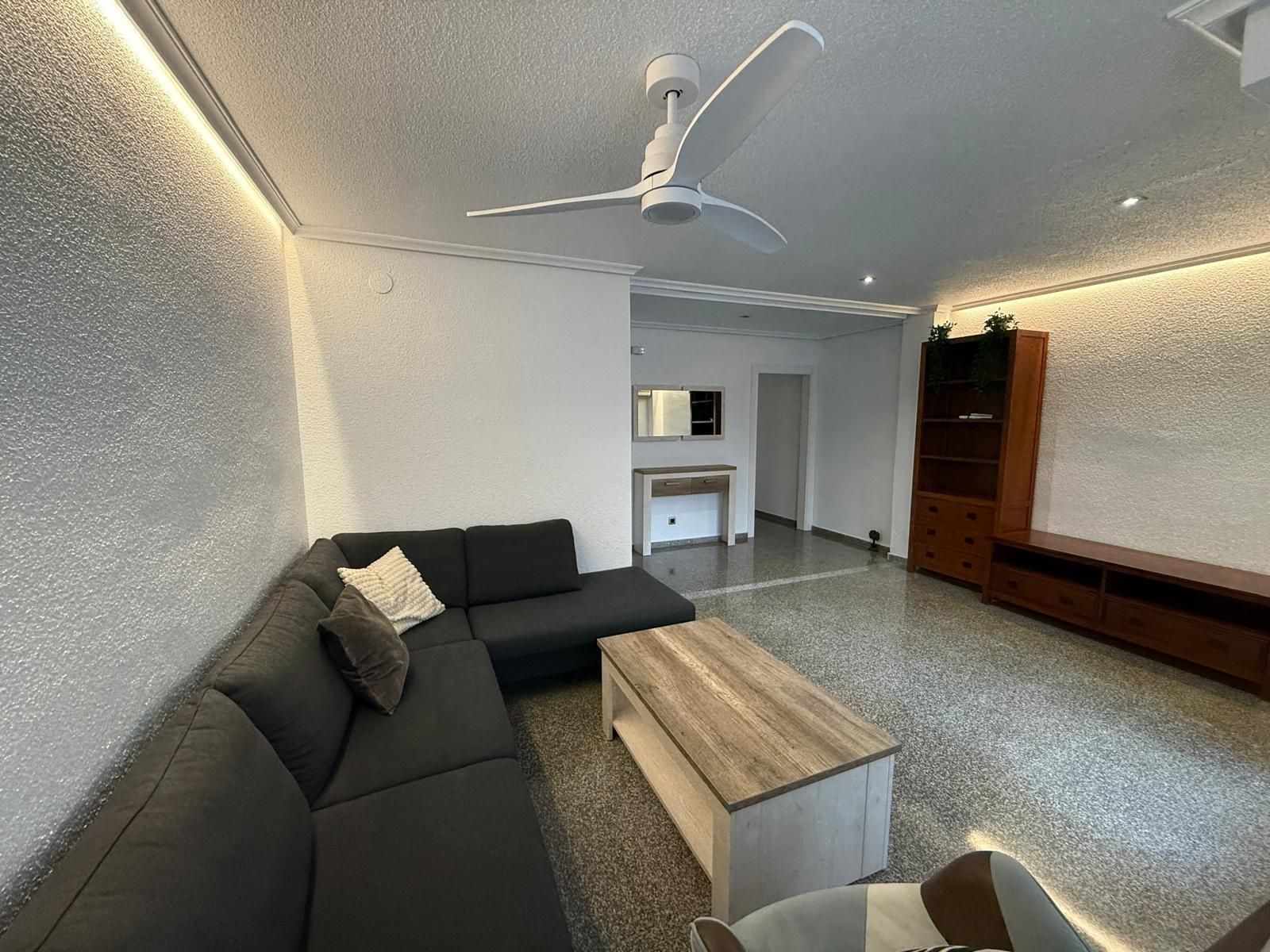 Sala d'estar de Pis de lloguer en Elche / Elx amb Balcó