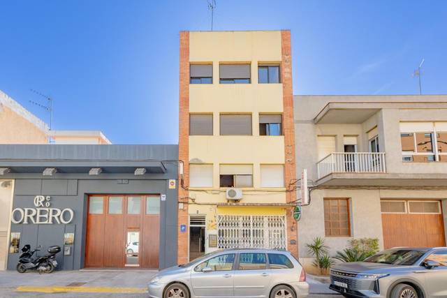 Edificio en Venta en Calle PINTOR PUIG RODA en Casco Urbano