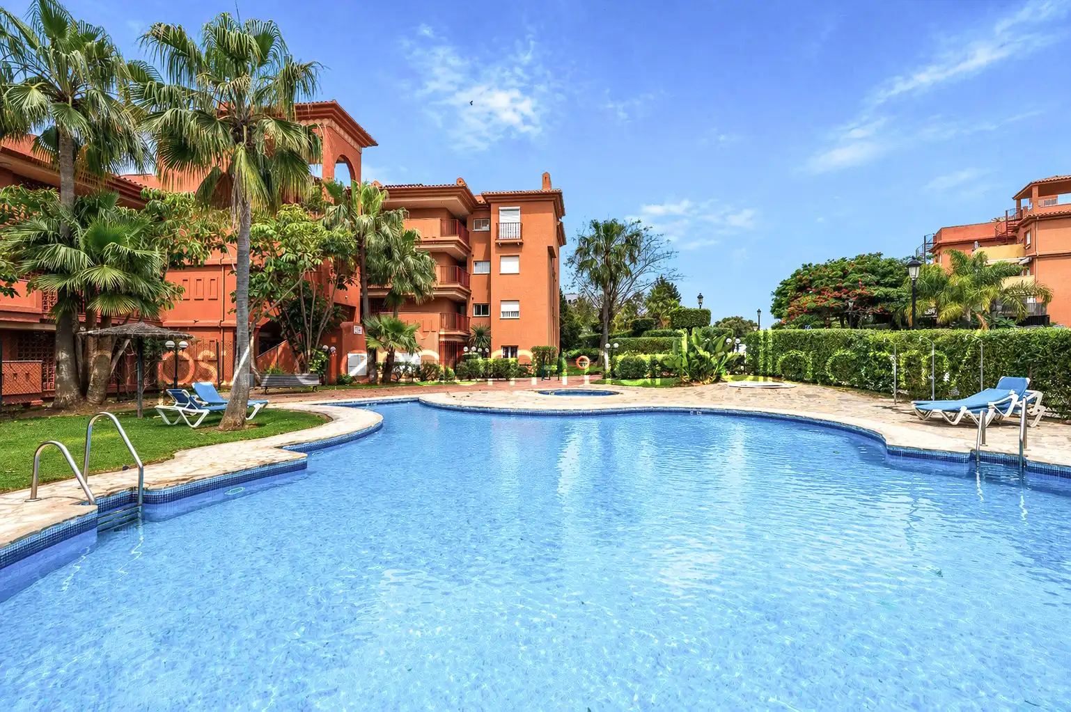 Schwimmbecken von Wohnungen zum Verkauf in Marbella mit Klimaanlage, Terrasse und Möbliert