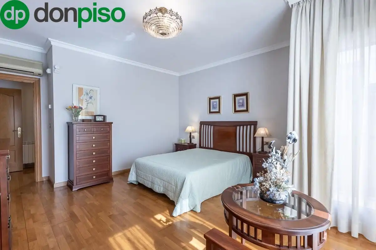 Habitación de Casa adosada en venta en Granada con Calefacción, Jardín privado y Terraza