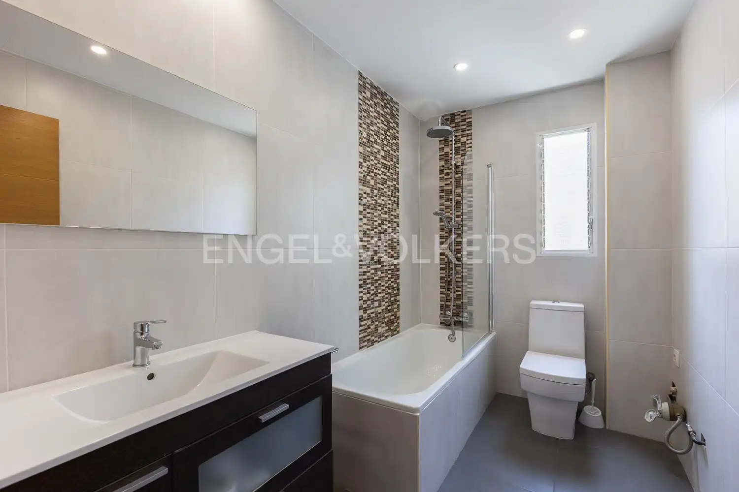 Badezimmer von Dachboden zur Miete in Valencia mit Heizung, Terrasse und Abstellraum