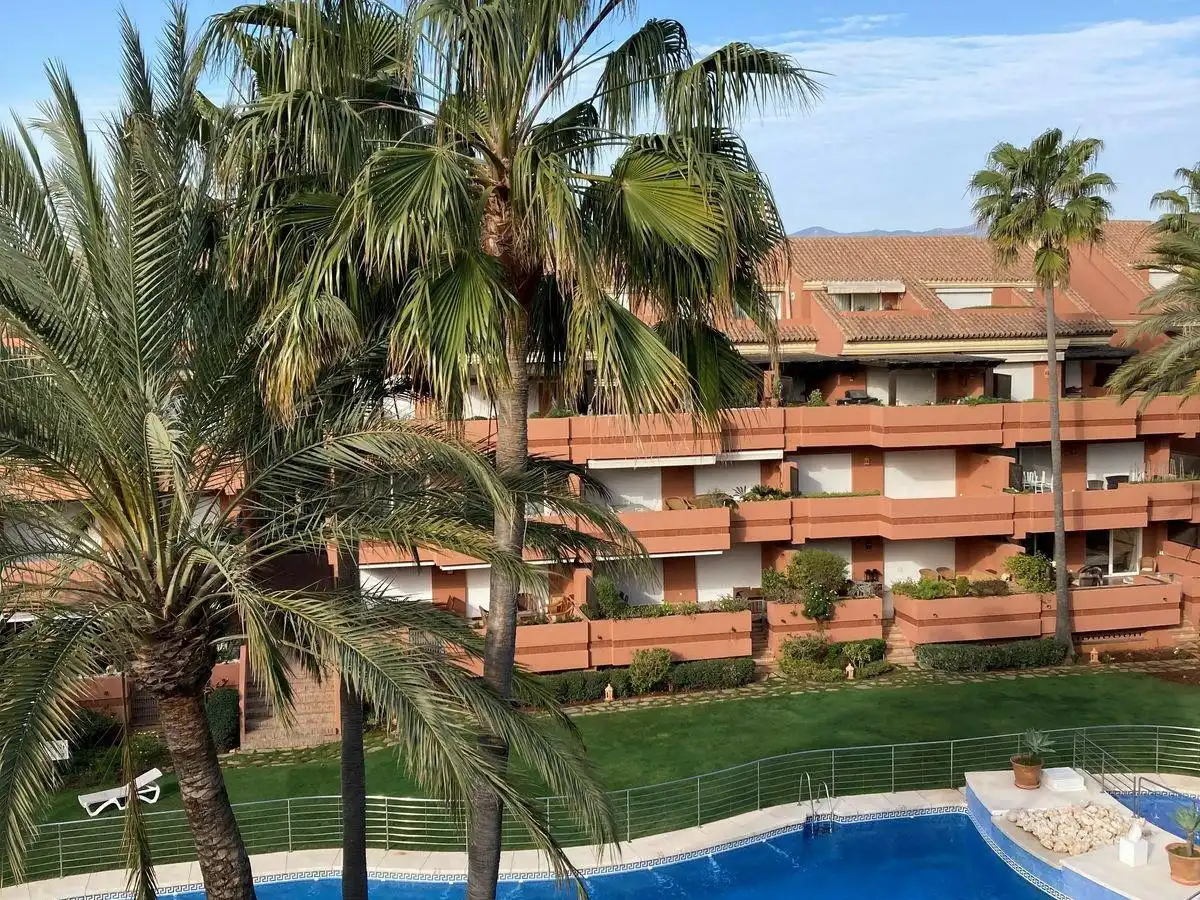 Exterior view of Attic for rent in Nueva Andalucía