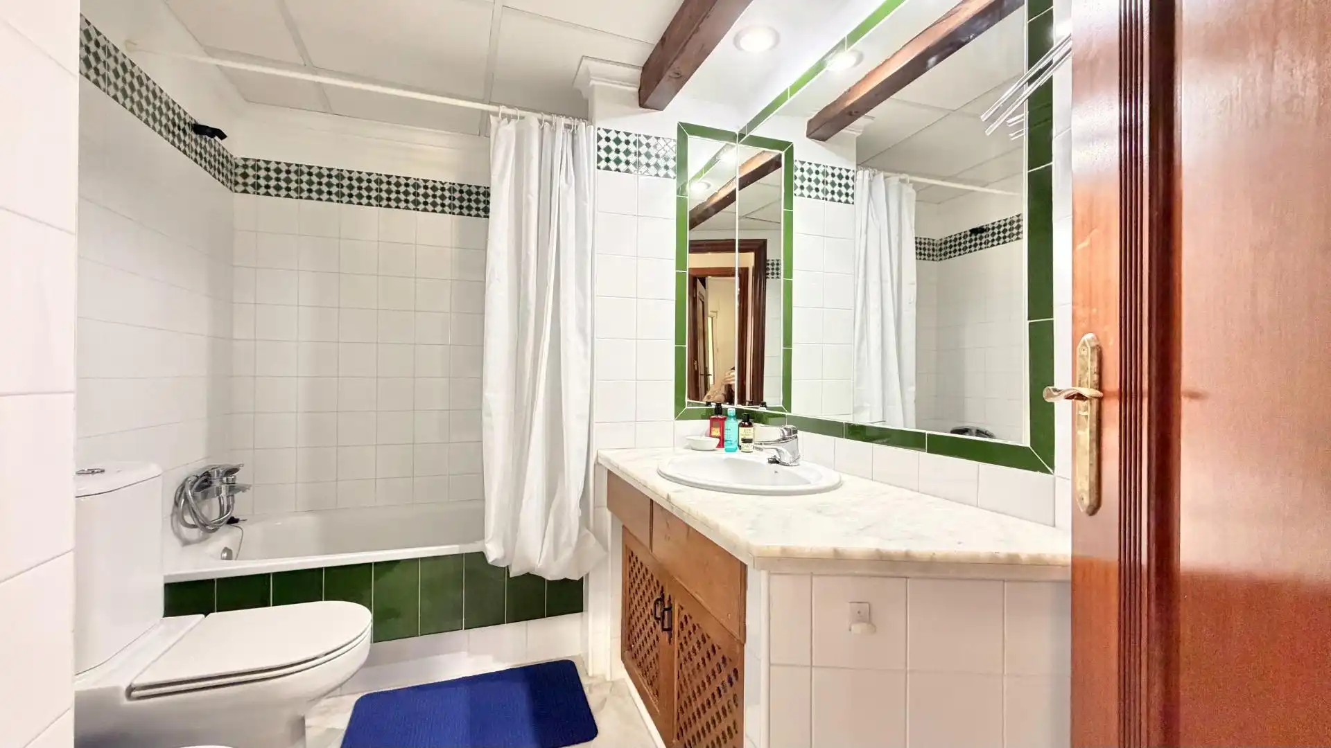 Baño de Apartamento en venta en Torrevieja con Aire acondicionado, Terraza y Amueblado