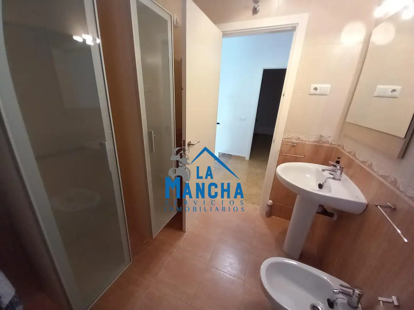 Badezimmer von Einfamilien-Reihenhaus zum Verkauf in Barrax mit Heizung und Abstellraum